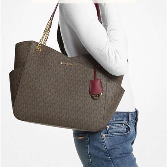 MICHAEL KORS
Jet Set Large Logo Tote Shoulder Bag
COLOR DARK CHERRY
NWT - Picture 4 of 16